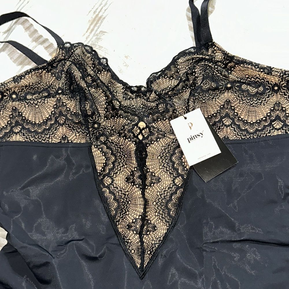 Pinsy
Sculpting Lace Shapewear Bodysuit| Black|M|NWT - Picture 5 of 6